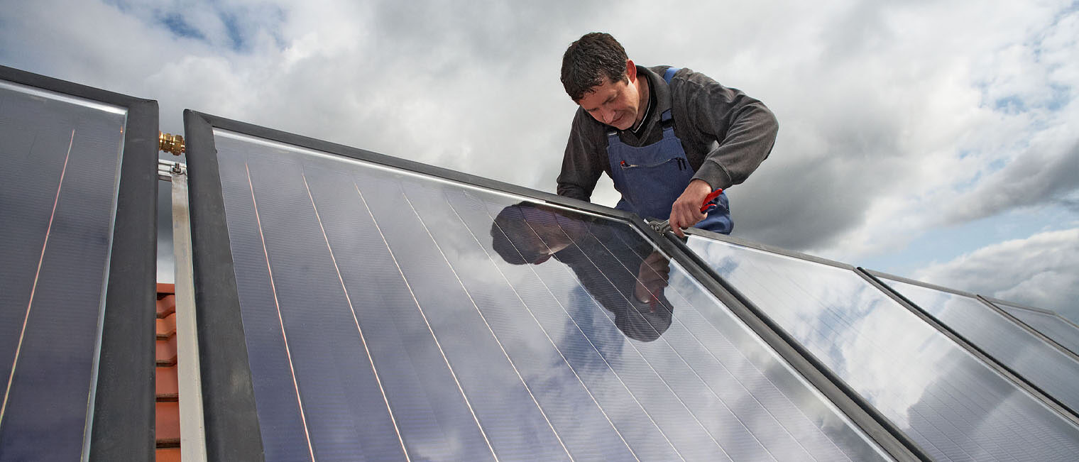 Photovoltaik Handwerker aus Dach montiert Photovoltaik-Module