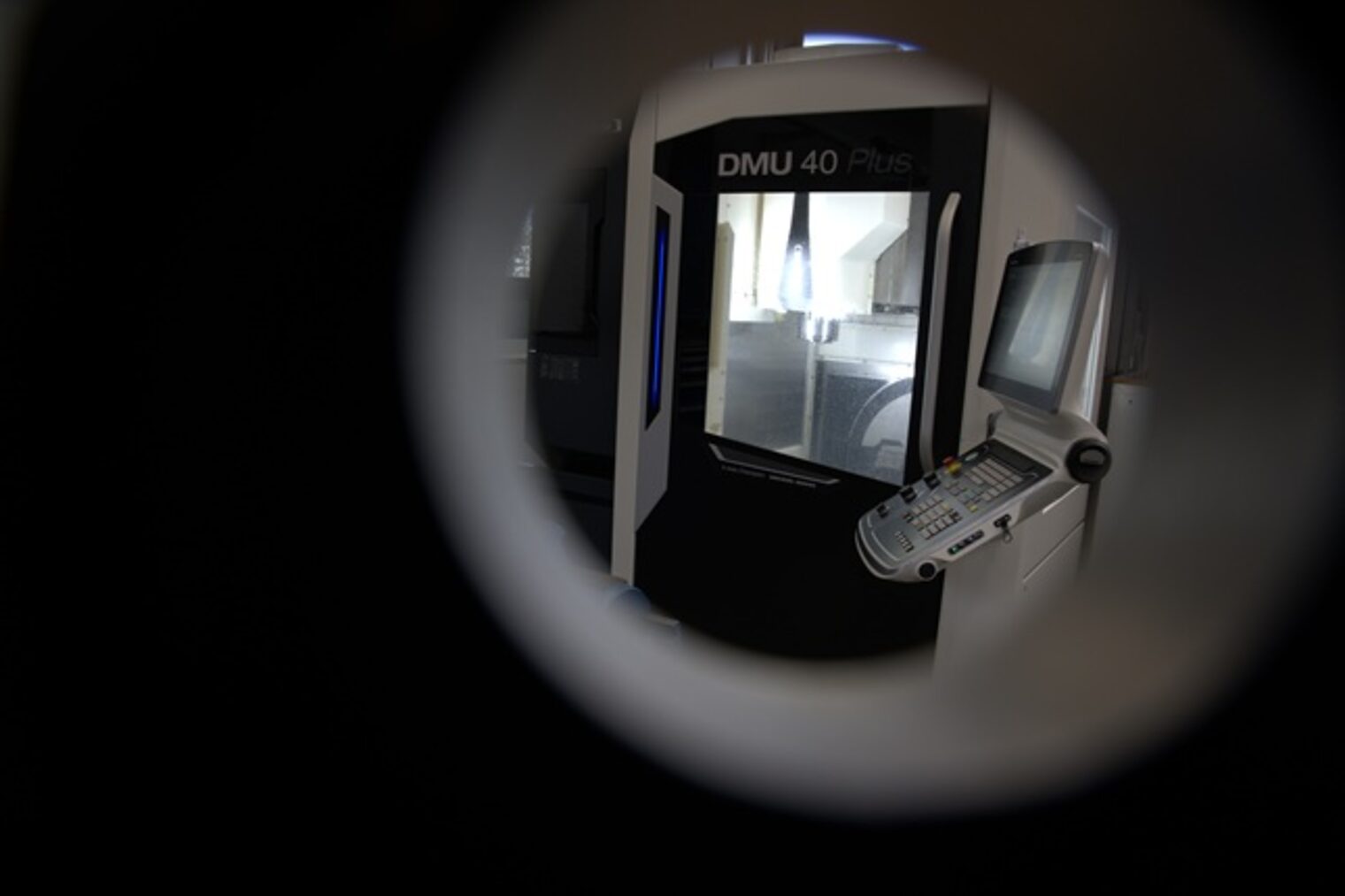 CNC-Technik für maßgeschneiderte Bauteile im Meisterkurs Feinwerkmechanik CNC-Fräsmaschine bei der Herstellung komplexer Bauteile im Meisterkurs Feinwerkmechaniker im Bildungszentrum Aschaffenburg