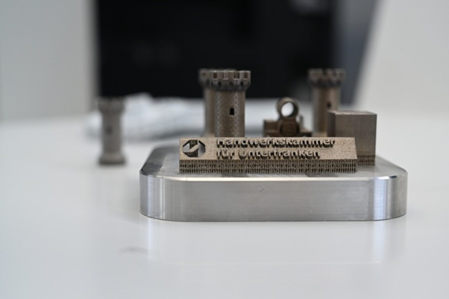 Metall-3D-Druckmodell – Feinwerkmechanik Meisterkurs in Aschaffenburg Metall-3D-Druckmodell der Handwerkskammer für Unterfranken, innovative Produktionstechnologie im Feinwerkmechanik Meisterkurs