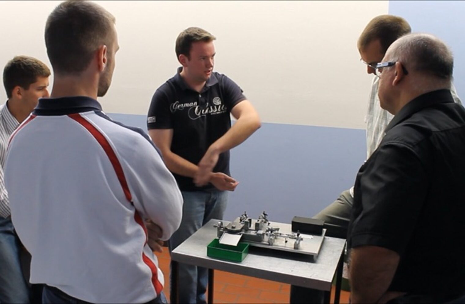 Fachgespräch Feinwerkmechanik Meisterkurs in Aschaffenburg Fachgespräch zwischen Teilnehmer und Dozenten im Meisterkurs Feinwerkmechanik in Aschaffenburg