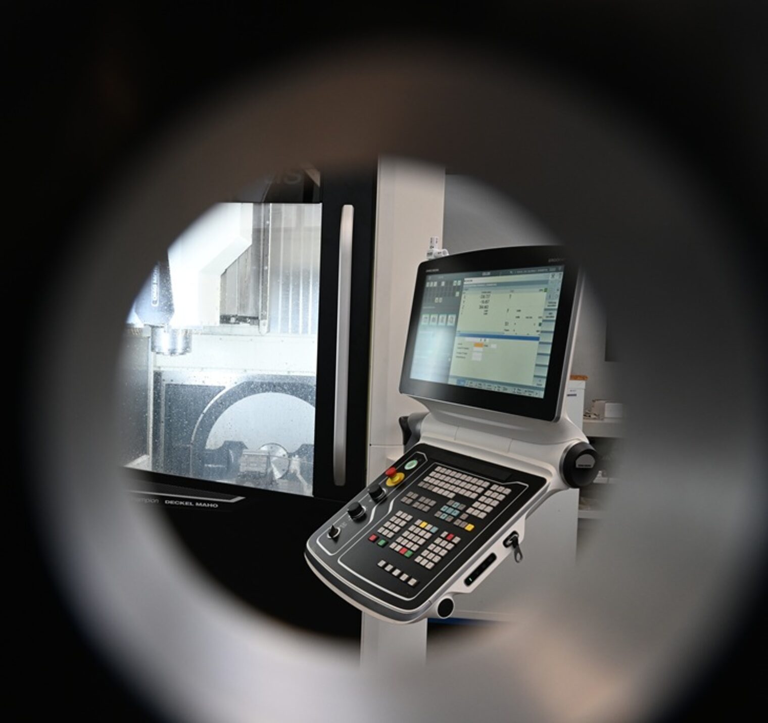 Weiterbildung Feinwerkmechanik im Bildungszentrum Aschaffenburg CNC-Fräsmaschine im Kompetenzzentrum Feinwerkmechanik in Aschaffenburg– Meisterkurse, CNC, CAD, Hydraulik