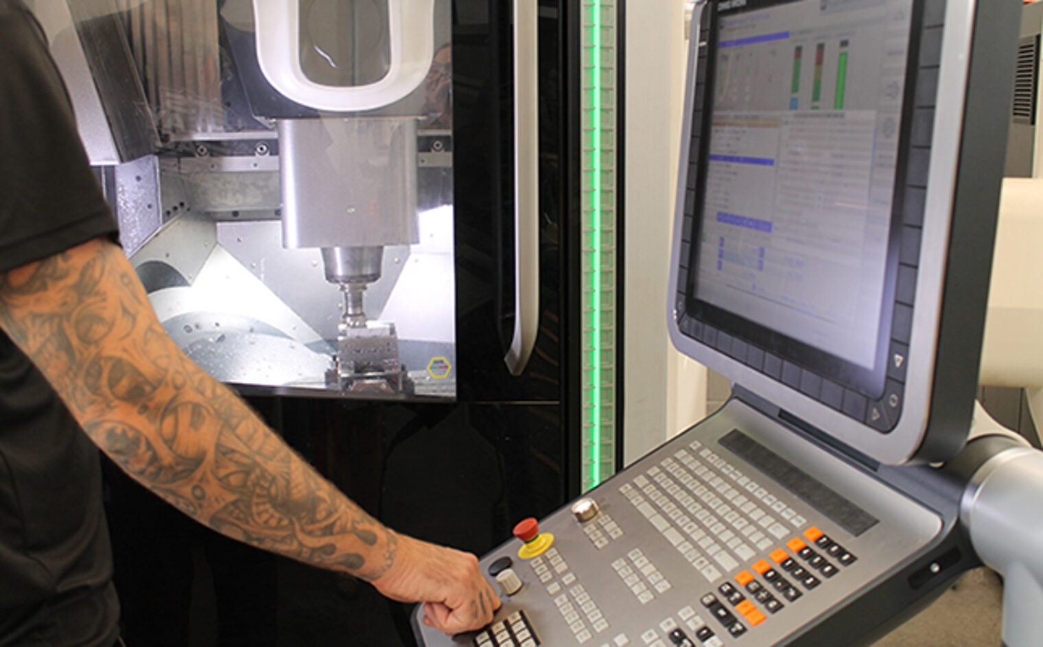 CNC-Technik – Weiterbildung für IHK-Betriebe für Azubis & Gesellen Teilnehmer bedient CNC-Fräsmaschine bei Feinwerktechnik-IHK-Lehrgang, Weiterbildung für Azubis und Gesellen in Aschaffenburg