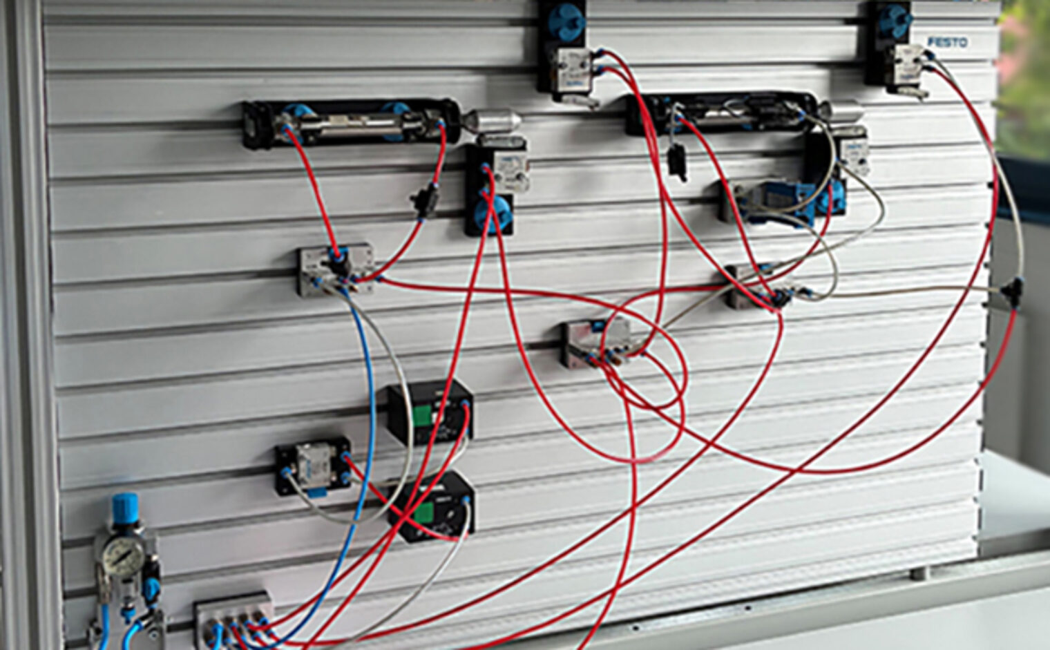 Pneumatik – Weiterbildung für IHK-Betriebe für Azubis & Gesellen Pneumatik Aufbau im IHK-Lehrgang, Feinwerktechnik Weiterbildung für Azubis und Gesellen in Aschaffenburg