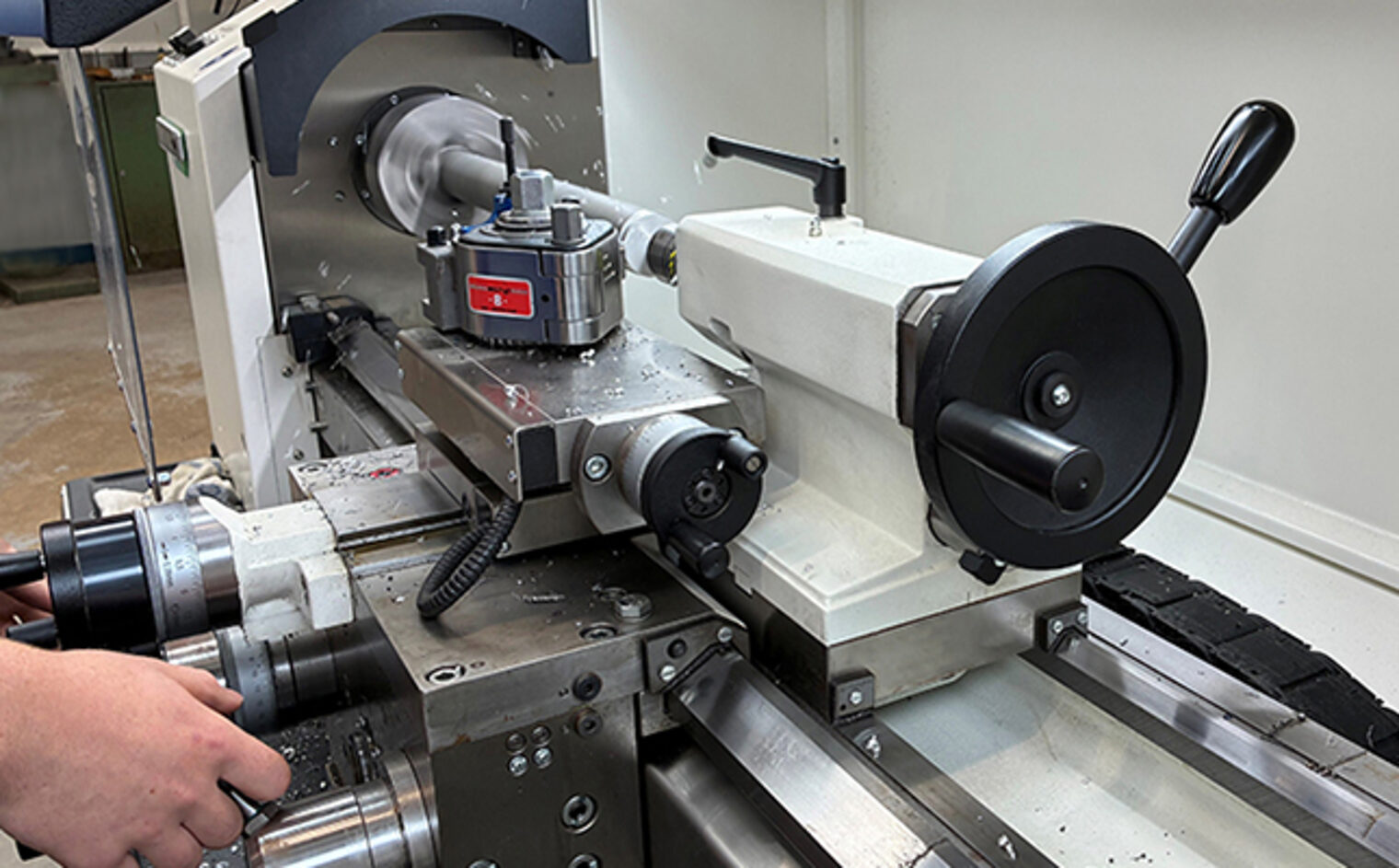 Maschinelles Drehen – Weiterbildung für IHK-Betriebe für Azubis & Gesellen Teilnehmer bedient CNC-Drehmaschine bei IHK-Lehrgang zum maschinellen Drehen für Azubis und Gesellen in Aschaffenburg