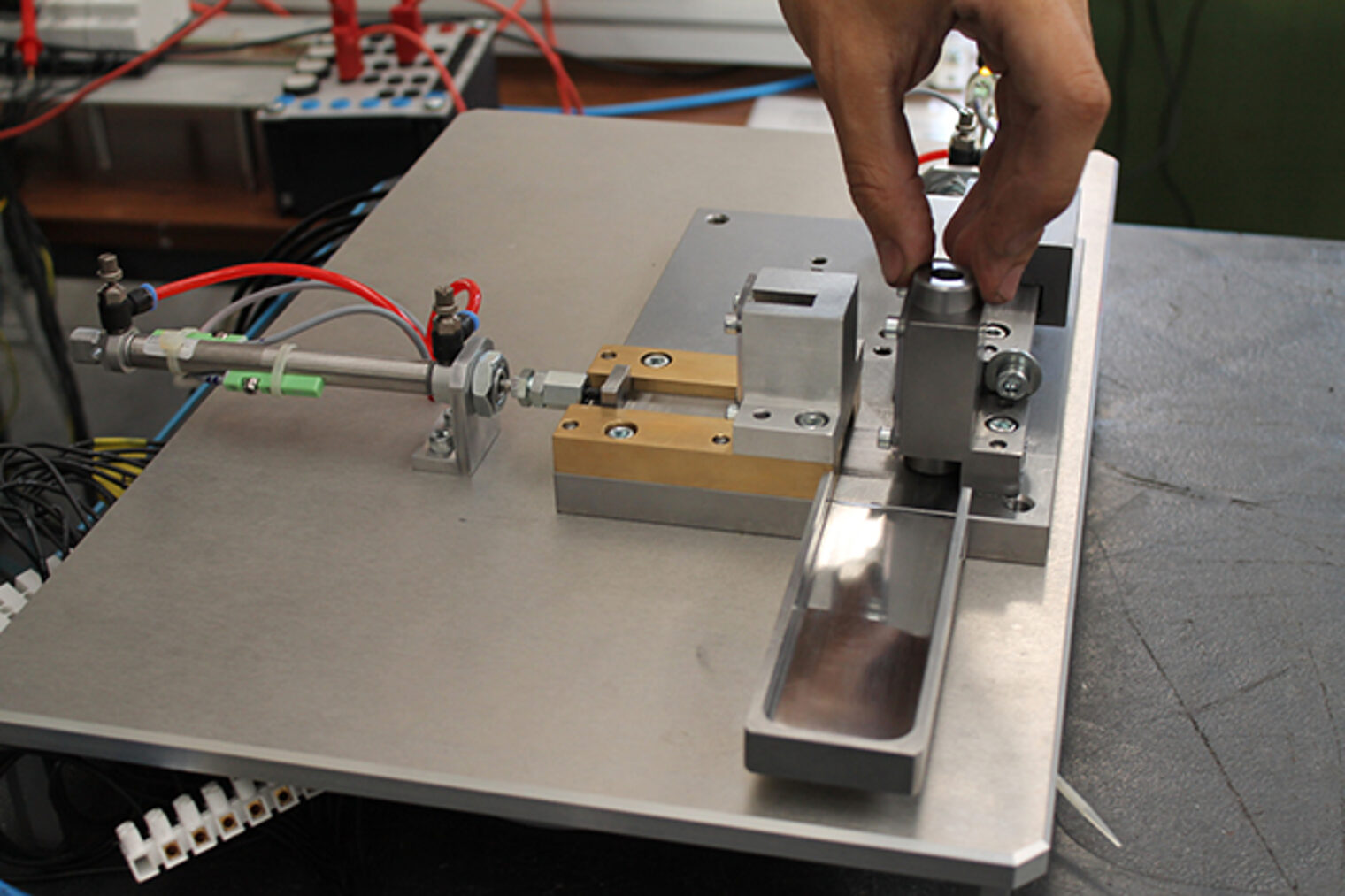 Pneumatik-Test des Meisterstücks durch Meisterkursteilnehmer Meisterschüler des Meisterkurses Feinwerkmechanik in Aschaffenburg testet Pneumatik des entwickelten Meisterstücks